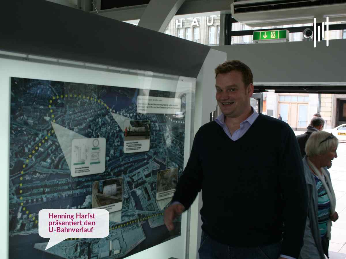 Moderator und Kommunikationstrainer aus München präsentiert im Rahmen der Baustellenkommunikation die Streckenführung der neuen U-Bahnlinie